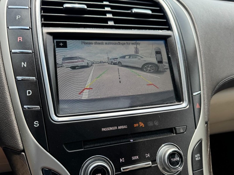 Lincoln MKX Vehicle Full-screen Gallery Image 24