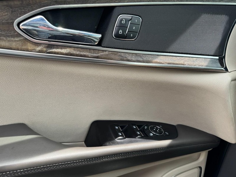 Lincoln MKX Vehicle Full-screen Gallery Image 25