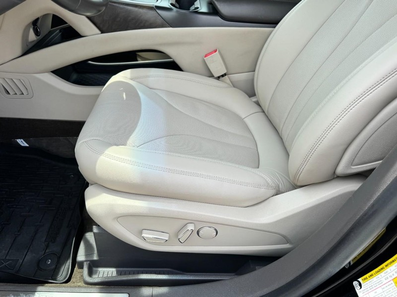Lincoln MKX Vehicle Full-screen Gallery Image 26
