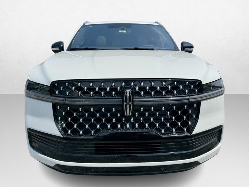 Lincoln Navigator L Vehicle Full-screen Gallery Image 02