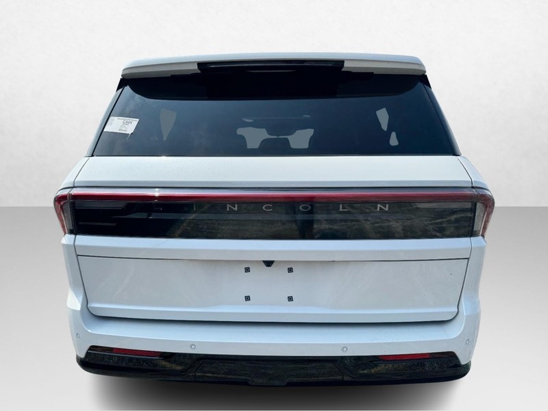 Lincoln Navigator L Vehicle Full-screen Gallery Image 06