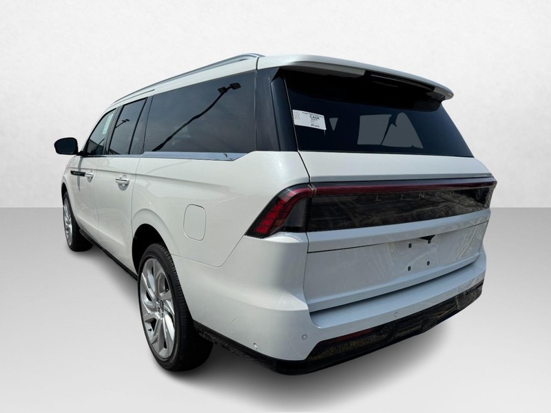 Lincoln Navigator L Vehicle Full-screen Gallery Image 07