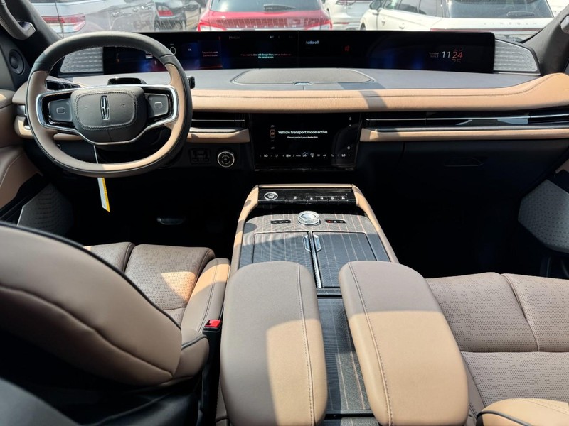 Lincoln Navigator L Vehicle Full-screen Gallery Image 09