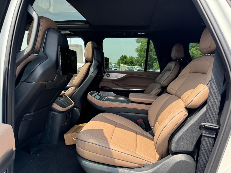 Lincoln Navigator L Vehicle Full-screen Gallery Image 12