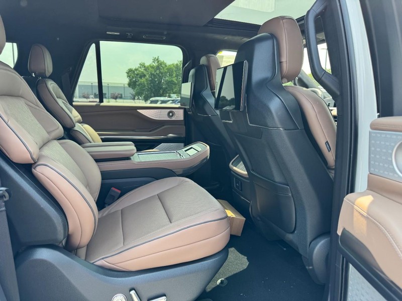 Lincoln Navigator L Vehicle Full-screen Gallery Image 13