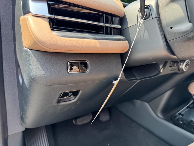 Lincoln Navigator L Vehicle Full-screen Gallery Image 14