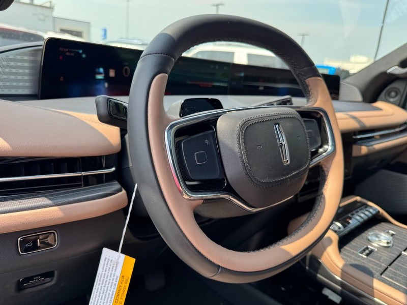Lincoln Navigator L Vehicle Full-screen Gallery Image 15