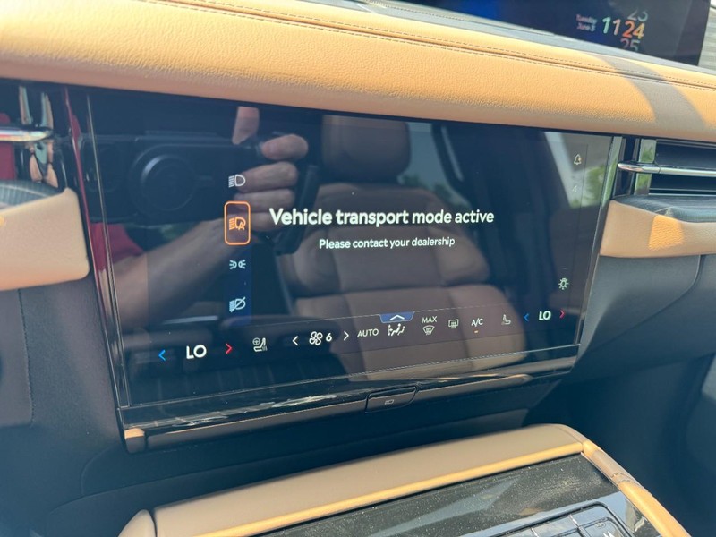 Lincoln Navigator L Vehicle Full-screen Gallery Image 16