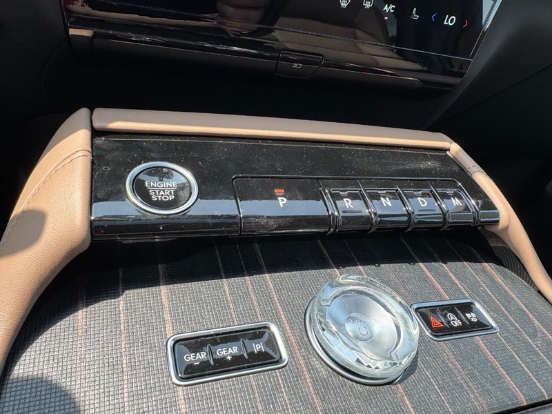 Lincoln Navigator L Vehicle Full-screen Gallery Image 17
