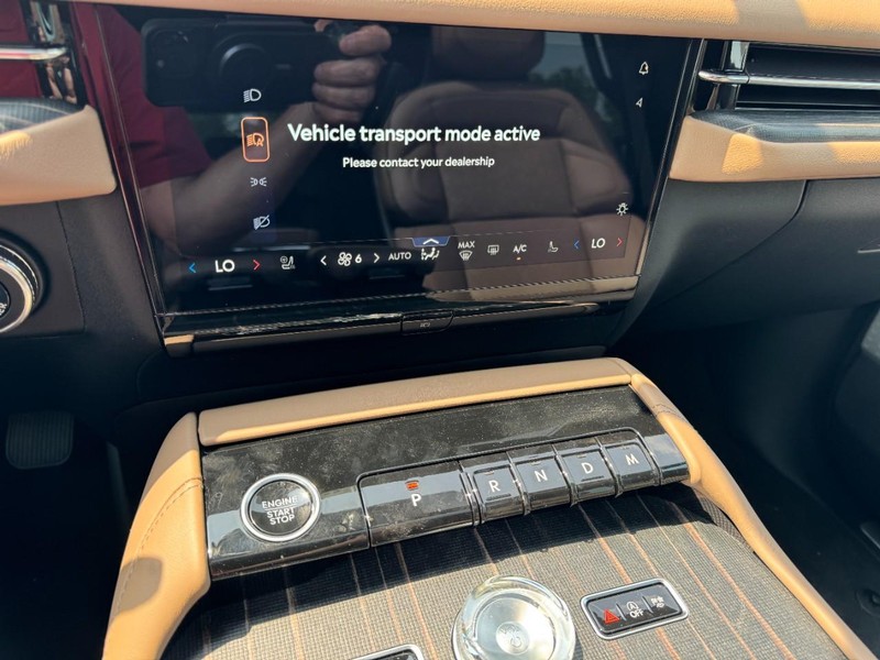 Lincoln Navigator L Vehicle Full-screen Gallery Image 23