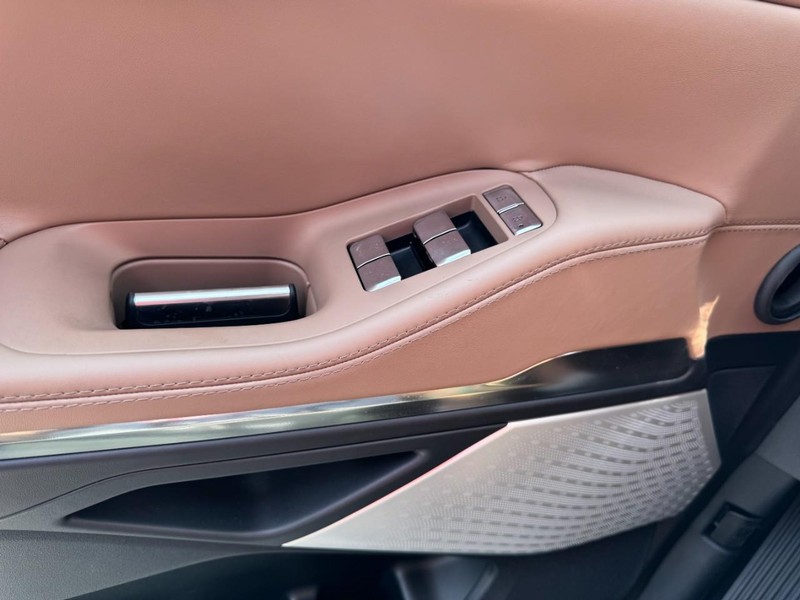 Lincoln Navigator L Vehicle Full-screen Gallery Image 25