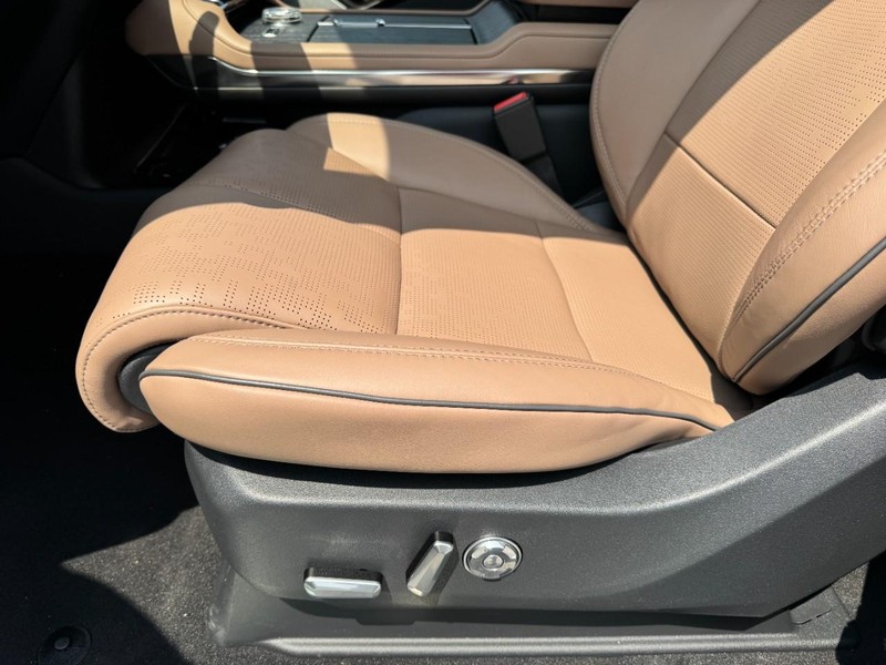 Lincoln Navigator L Vehicle Full-screen Gallery Image 26