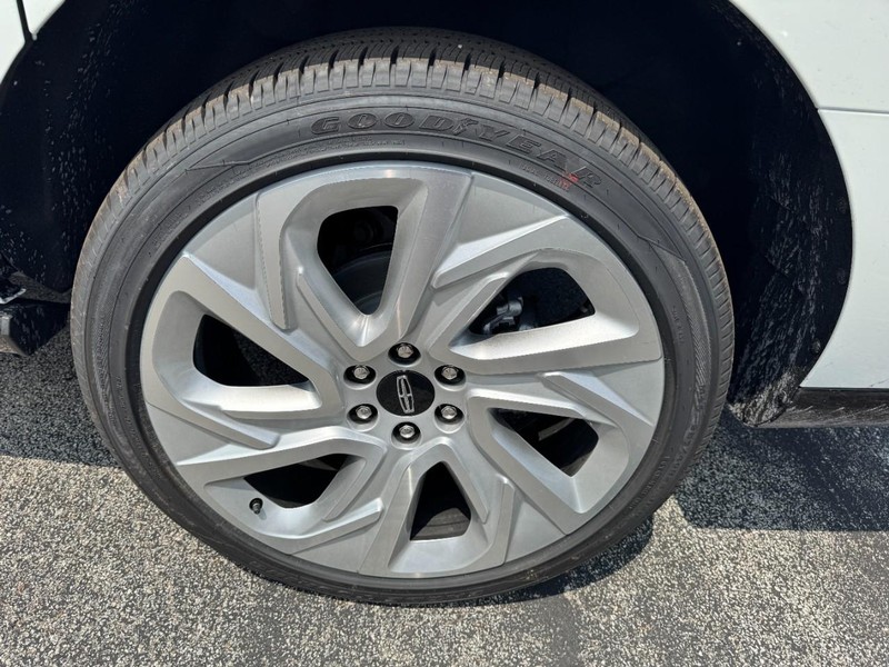 Lincoln Navigator L Vehicle Full-screen Gallery Image 27