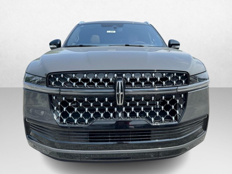 Lincoln Navigator L Vehicle Full-screen Gallery Image 02