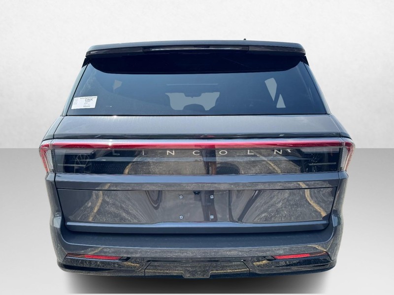 Lincoln Navigator L Vehicle Full-screen Gallery Image 06