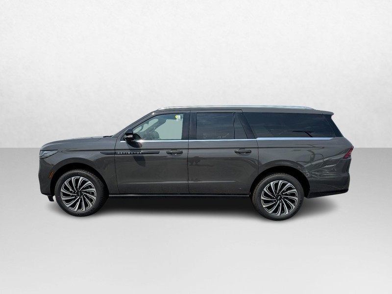 Lincoln Navigator L Vehicle Full-screen Gallery Image 08