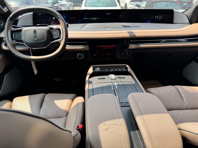 Lincoln Navigator L Vehicle Full-screen Gallery Image 09