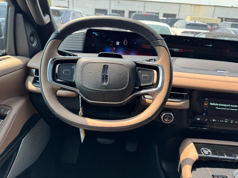Lincoln Navigator L Vehicle Full-screen Gallery Image 10