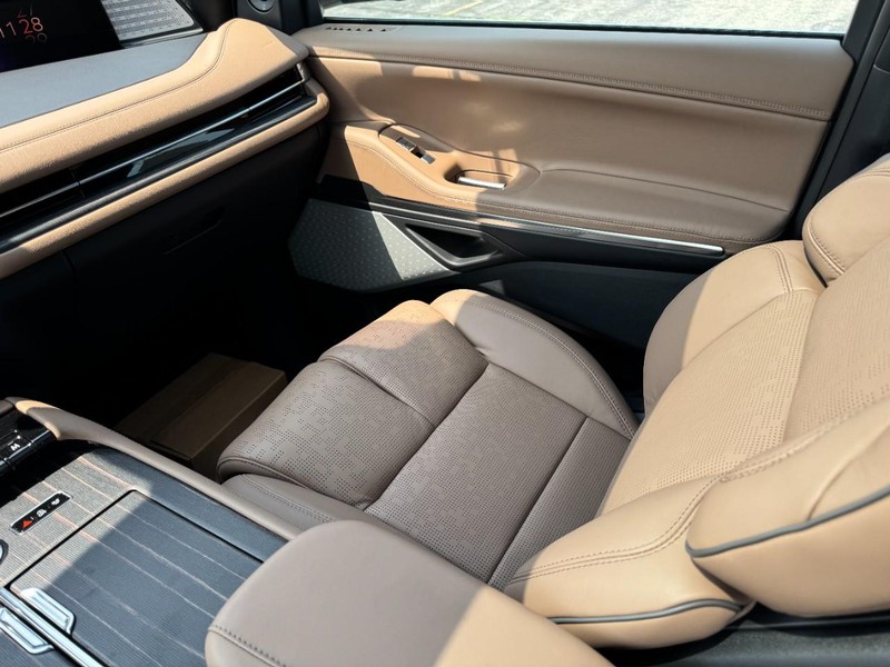 Lincoln Navigator L Vehicle Full-screen Gallery Image 11