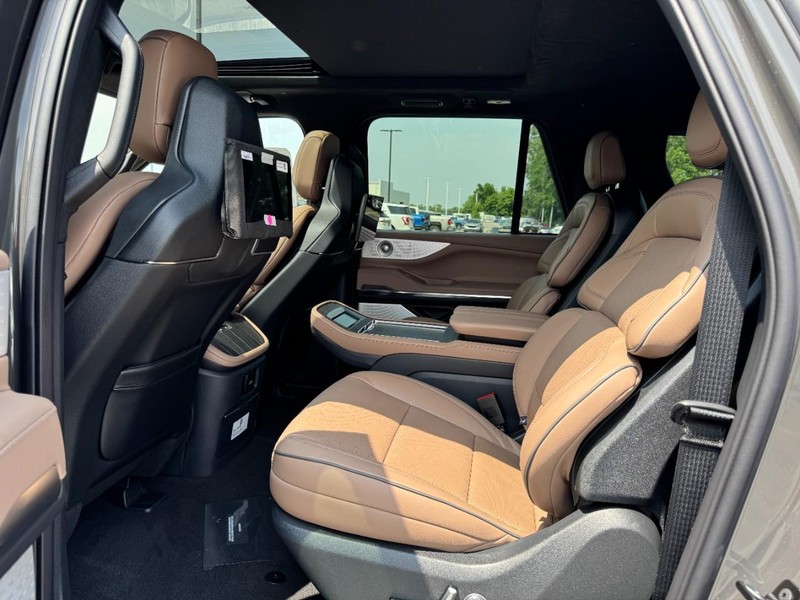 Lincoln Navigator L Vehicle Full-screen Gallery Image 12