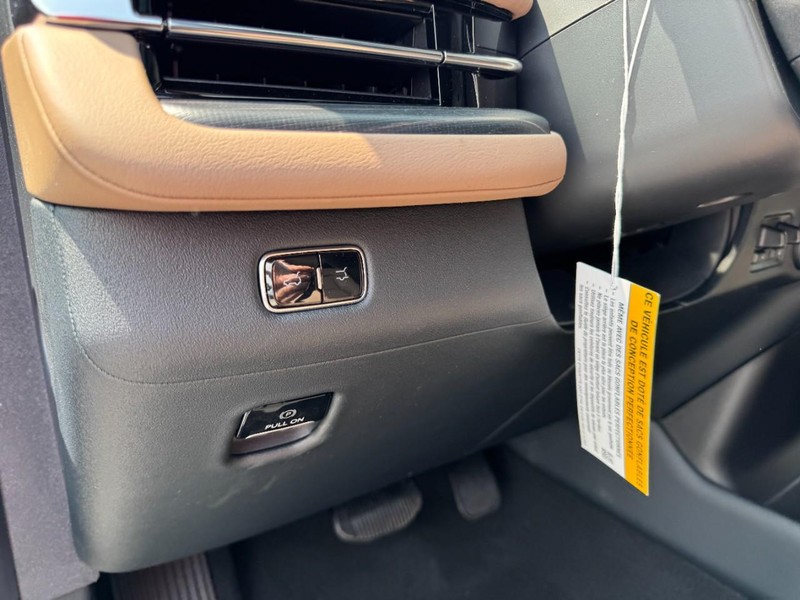 Lincoln Navigator L Vehicle Full-screen Gallery Image 14