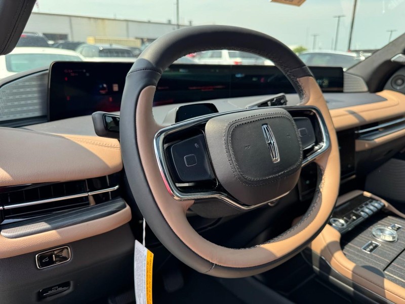 Lincoln Navigator L Vehicle Full-screen Gallery Image 15