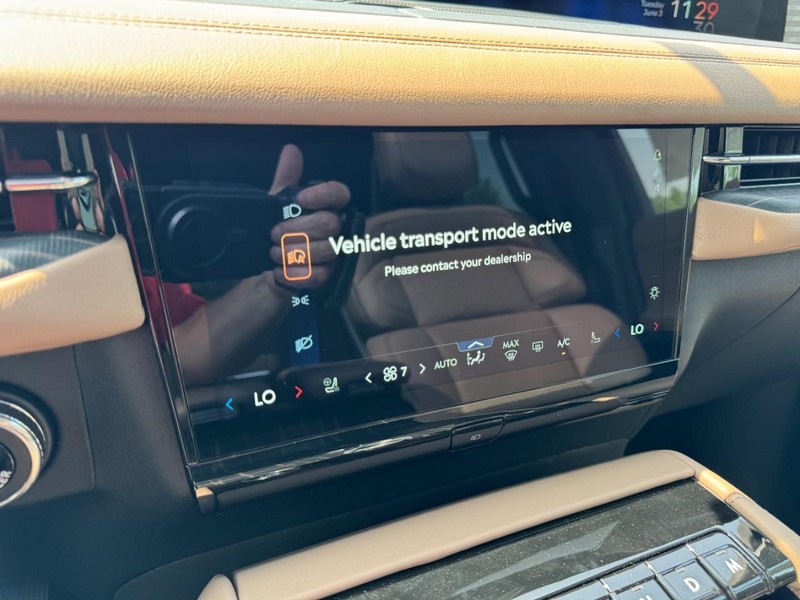 Lincoln Navigator L Vehicle Full-screen Gallery Image 16
