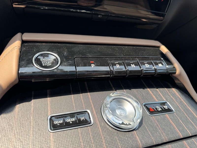 Lincoln Navigator L Vehicle Full-screen Gallery Image 17