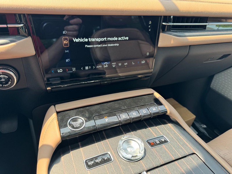 Lincoln Navigator L Vehicle Full-screen Gallery Image 23