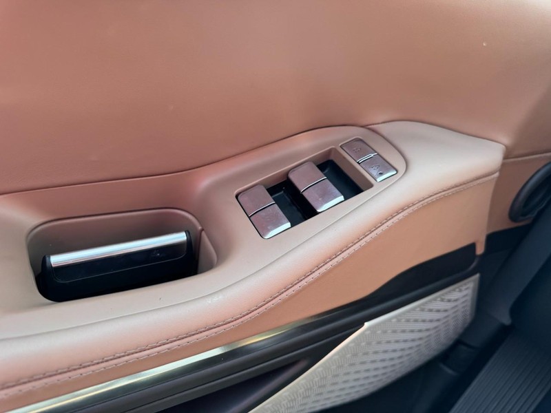 Lincoln Navigator L Vehicle Full-screen Gallery Image 25