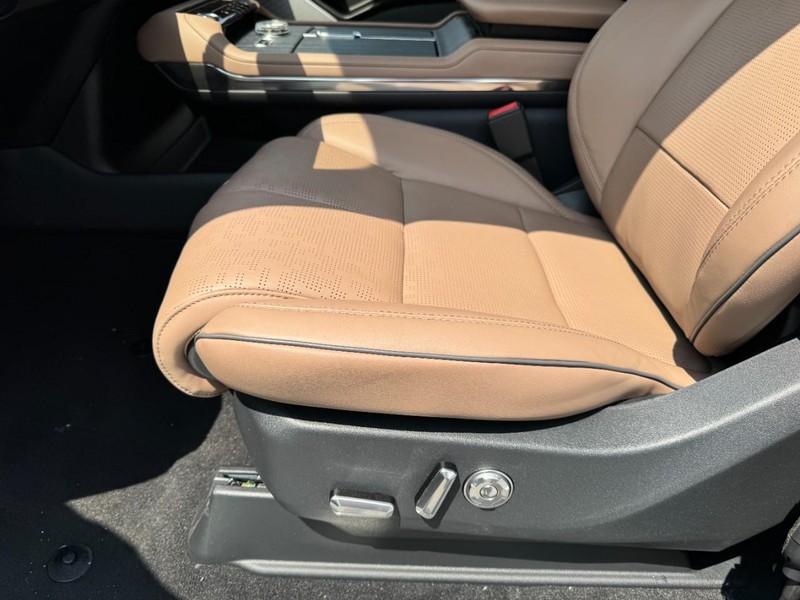 Lincoln Navigator L Vehicle Full-screen Gallery Image 26