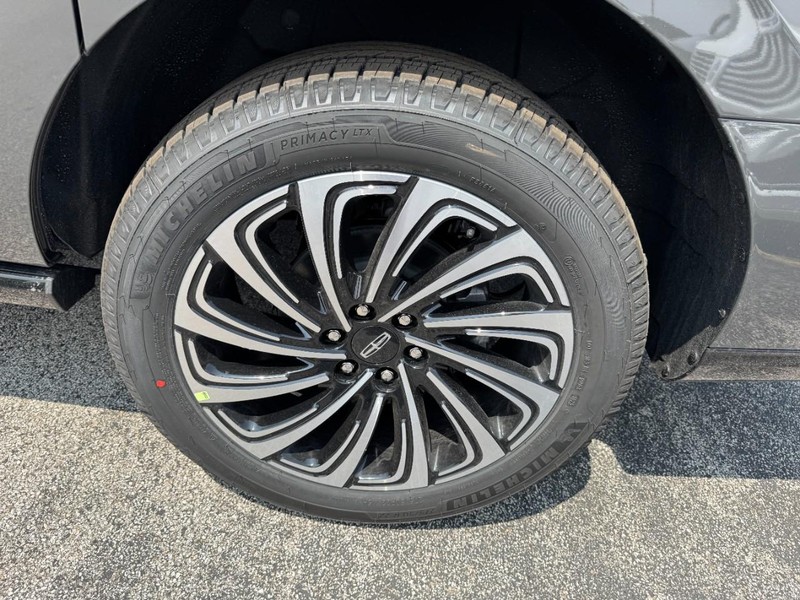 Lincoln Navigator L Vehicle Full-screen Gallery Image 27