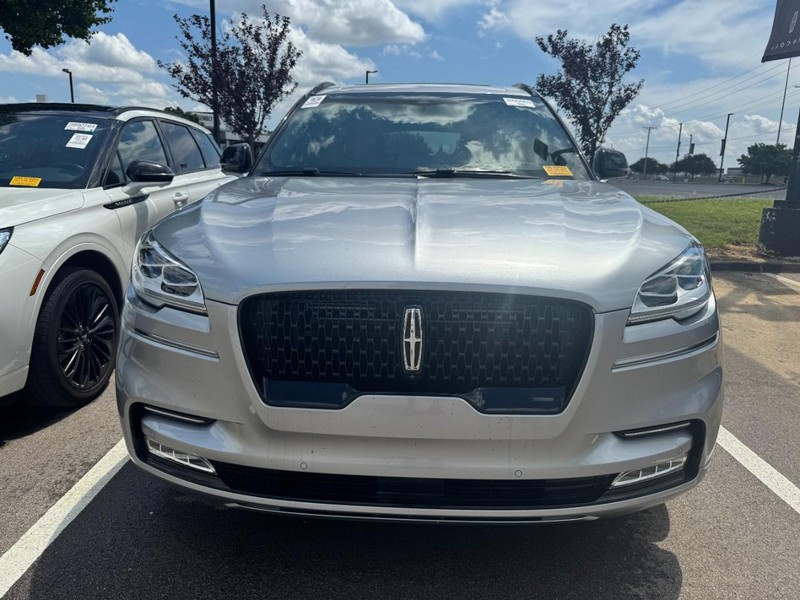 Lincoln Aviator Vehicle Full-screen Gallery Image 02