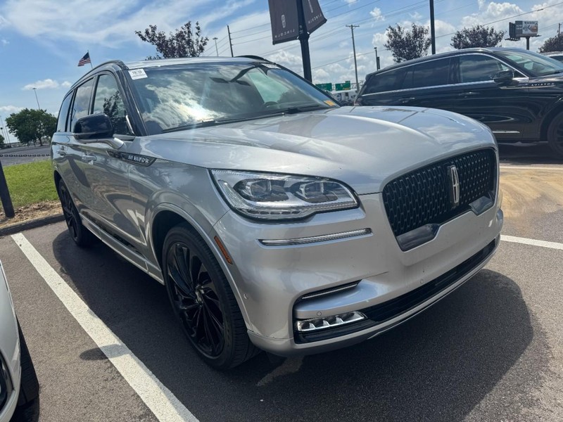 Lincoln Aviator Vehicle Full-screen Gallery Image 03