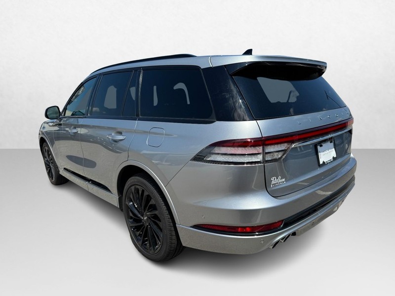 Lincoln Aviator Vehicle Full-screen Gallery Image 07