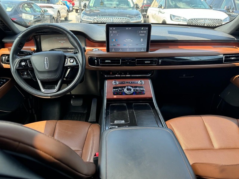 Lincoln Aviator Vehicle Full-screen Gallery Image 09
