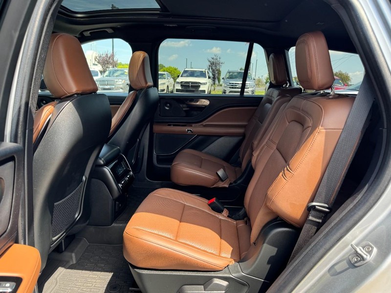 Lincoln Aviator Vehicle Full-screen Gallery Image 12
