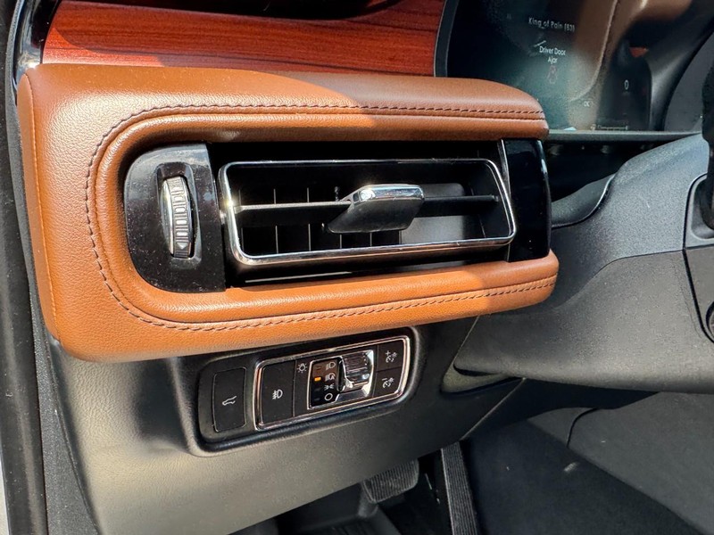 Lincoln Aviator Vehicle Full-screen Gallery Image 14