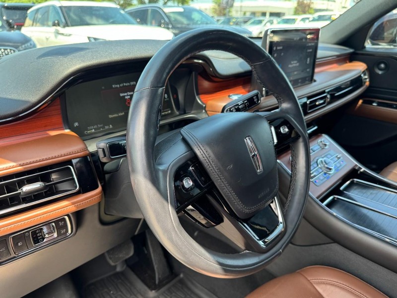 Lincoln Aviator Vehicle Full-screen Gallery Image 15