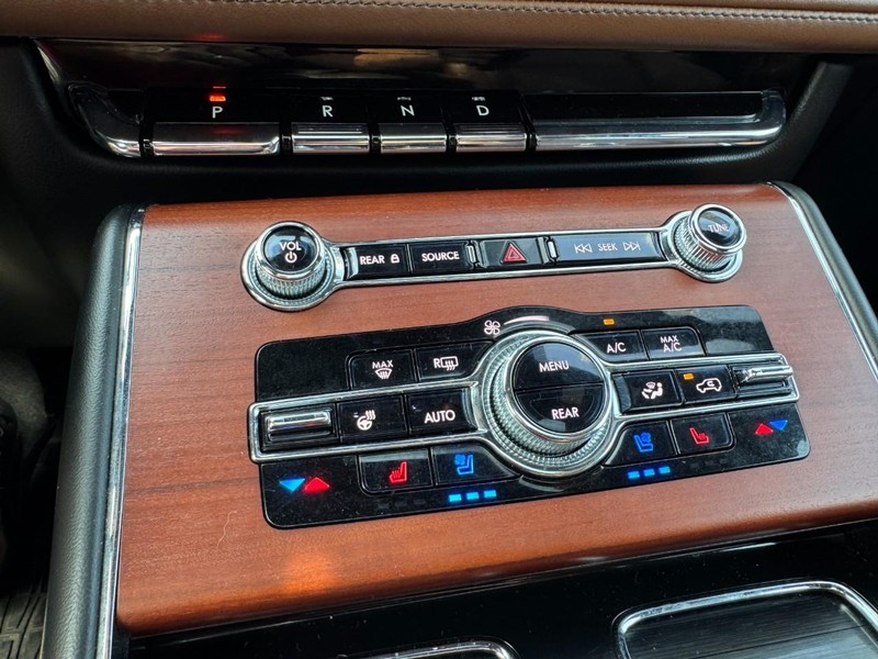 Lincoln Aviator Vehicle Full-screen Gallery Image 17
