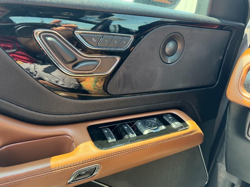 Lincoln Aviator Vehicle Full-screen Gallery Image 25