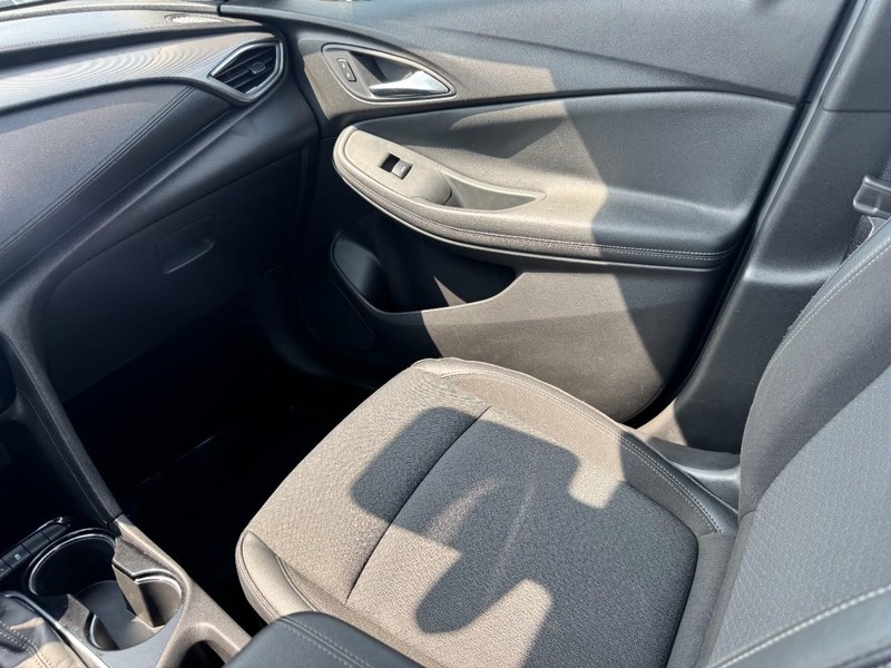 Buick Encore GX Vehicle Full-screen Gallery Image 11