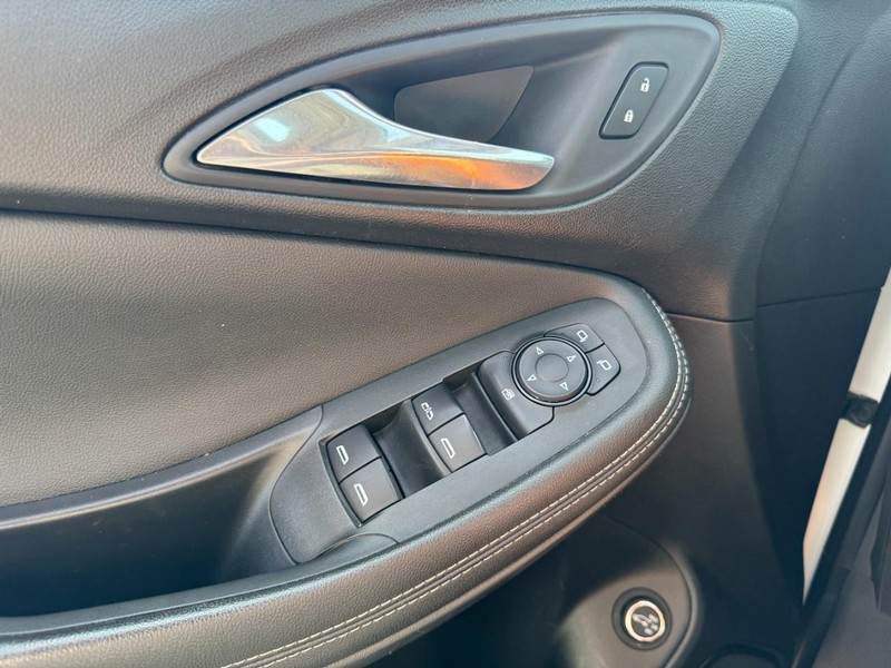 Buick Encore GX Vehicle Full-screen Gallery Image 25
