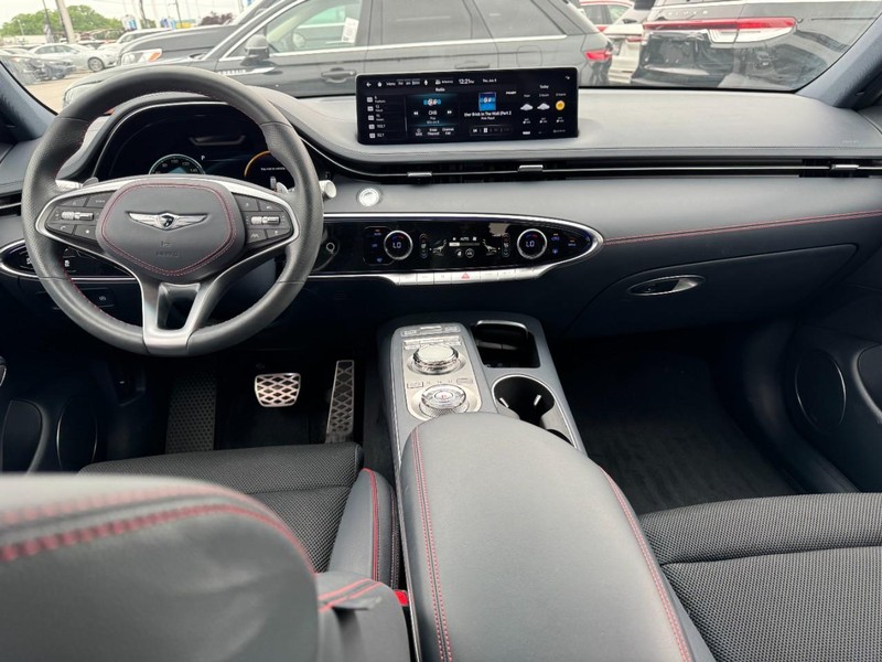 Genesis GV70 Vehicle Full-screen Gallery Image 09