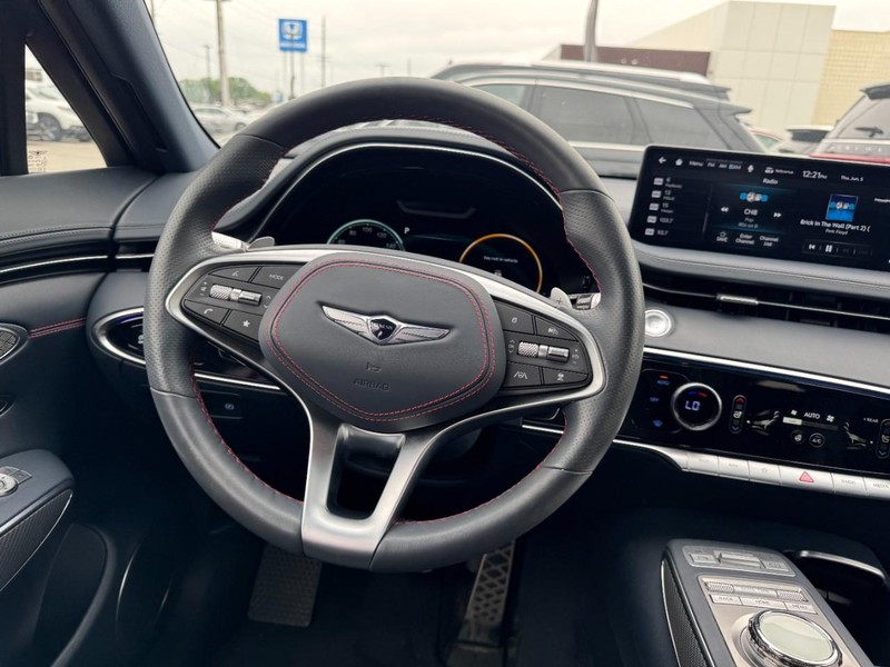 Genesis GV70 Vehicle Full-screen Gallery Image 10