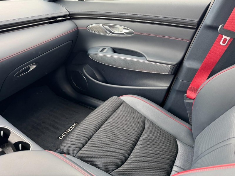 Genesis GV70 Vehicle Full-screen Gallery Image 11