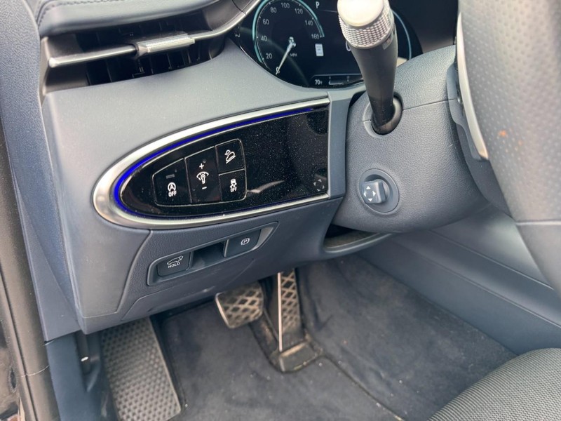 Genesis GV70 Vehicle Full-screen Gallery Image 14