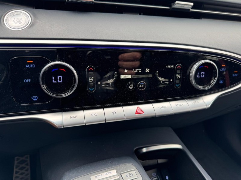 Genesis GV70 Vehicle Full-screen Gallery Image 17