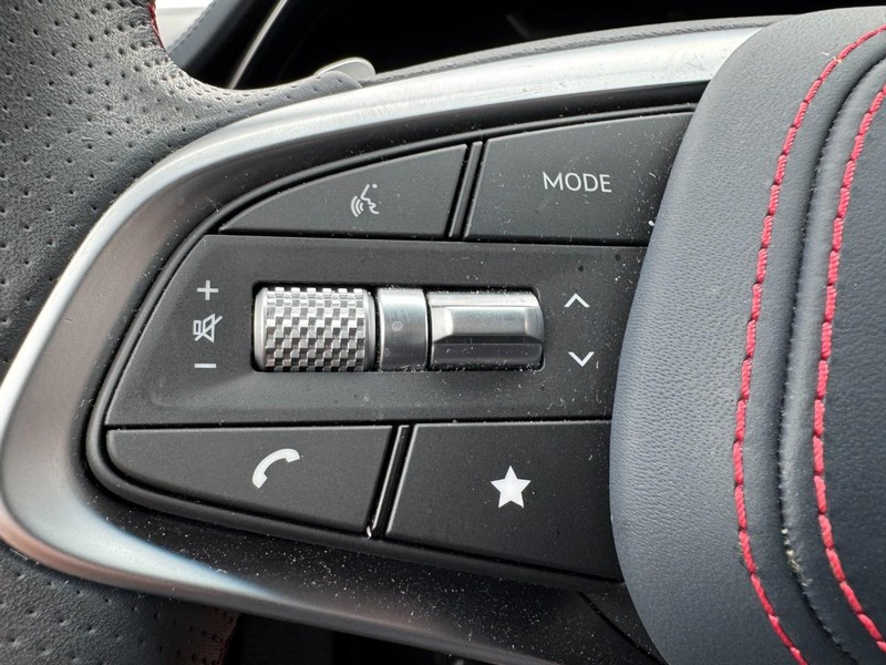 Genesis GV70 Vehicle Full-screen Gallery Image 18