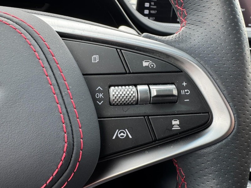 Genesis GV70 Vehicle Full-screen Gallery Image 19